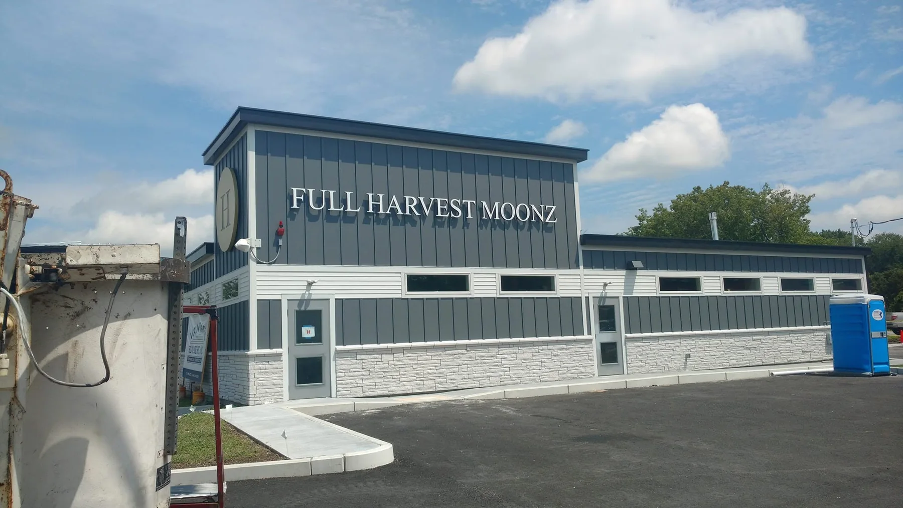 Full Harvest Moonz - Commercial Building Signage