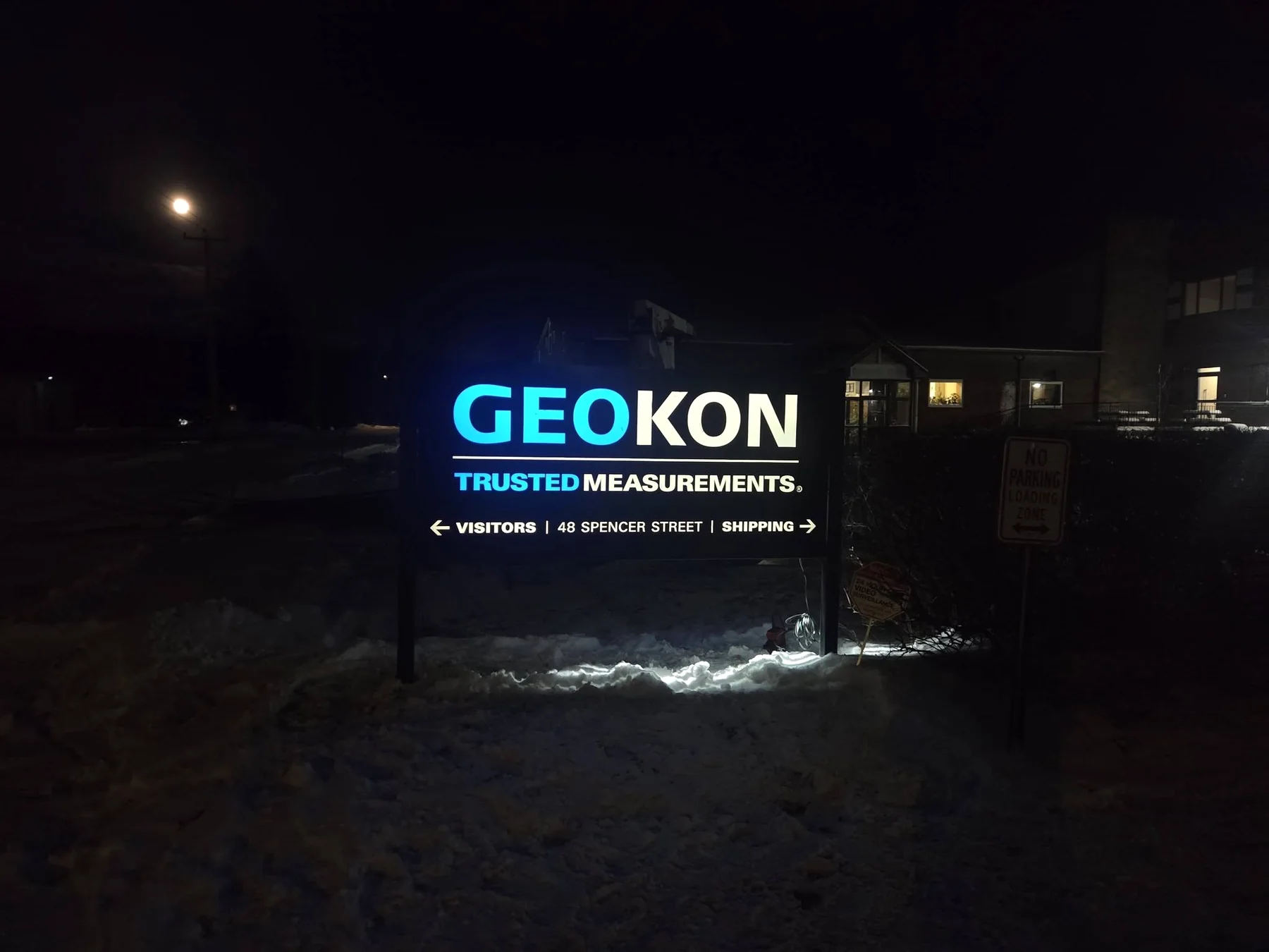 GEOKON - Illuminated Directional Sign