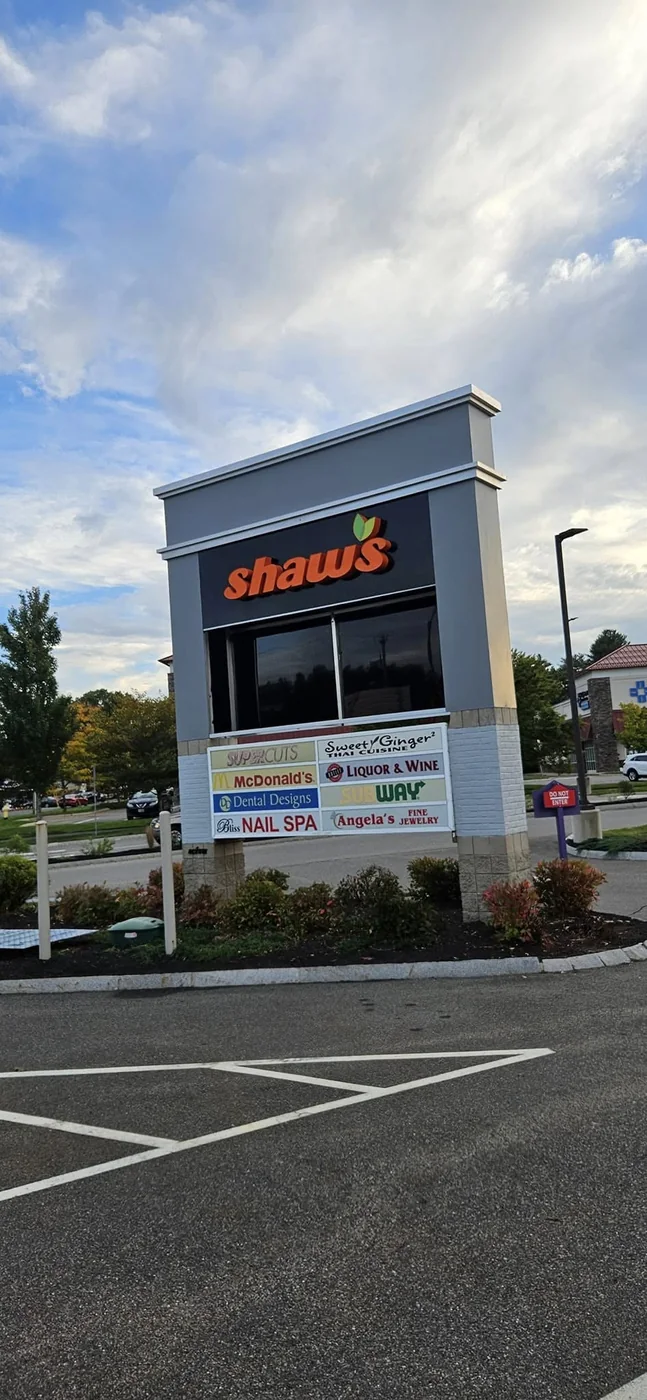 Shaw's Plaza - Multi-Tenant Pylon Sign